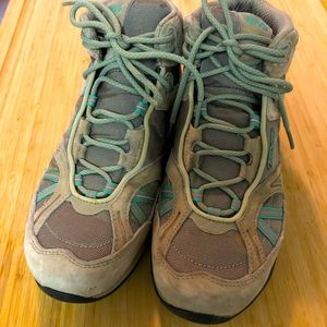 Like new size 8.5. Teva hiking shoe / ankle boot
